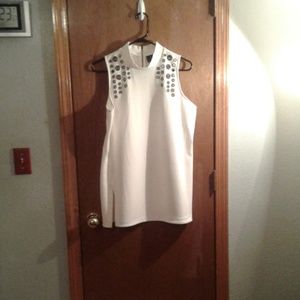 Slotted shirt sleveless. Off white color